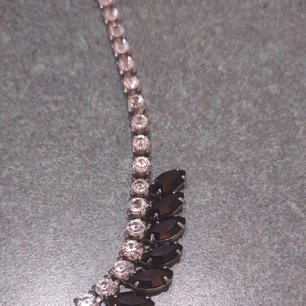 Elegant Black and Silver Necklace - Picture 4 of 5